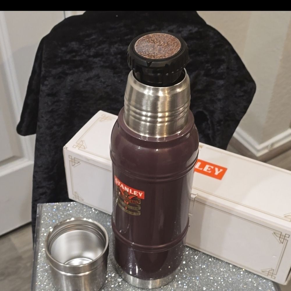 Stanley Milestone Thermal Bottle 1.1 QT.- 1940 Garnet Gloss - Picture 9 of 12